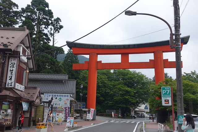 ▲写真は、国道1号線の成川美術館のそばにある第一の大鳥居