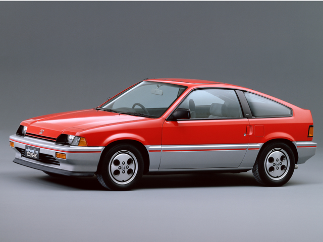 ▲1983年6月23日に発表、7月1日より発売になったバラードスポーツCR-X。「MM思想」（MAN-MAXIMUM,MECHA-MINIMUM）という考え方が取り入れられ、コンパクトなボディに1.5Lと1.3Lふたつの高性能エンジンが搭載されたライトウェイトスポーツカーでした