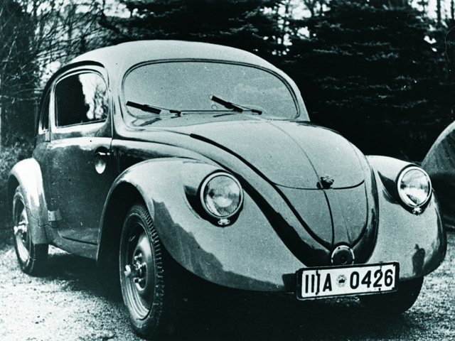 ▲「1000マルク以下で販売できる頑丈な車を作る」というドイツの国民車構想により、フェルディナント･ポルシェが設計したビートルことフォルクスワーゲンタイプI。1938年7月に披露されましたが、その後第二次世界大戦が勃発。本格生産は戦後からとなります。2003年の生産終了までに約2153万台が世に送り出されました