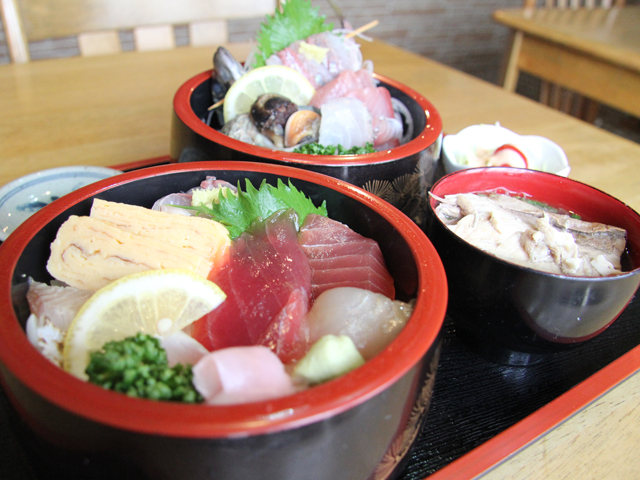 ▲その日に仕入れた超新鮮な魚介をたっぷり使った「おらがX丼」。千葉の房総ならではのメニューなんじゃないでしょうか