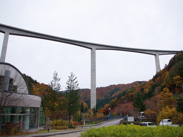 ▲関東圏と関西圏を結ぶ名神高速道路から分岐する形で、愛知県一宮市から富山県砺波市まで延びる東海北陸自動車道。2008年7月5日に飛騨清見IC-白川郷IC間が開通し、全線開通となりました。高鷲ICと荘川ICの間にある鷲見橋は、主塔をもたない道路橋として日本一の高さ（118m）です