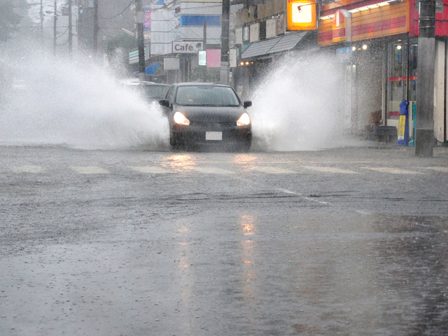 ▲ゲリラ豪雨の原因は積乱雲。地上と上空の温度差が大きいときに発生する。最近30年間では、ゲリラ豪雨など時間50ｍｍを上回る降雨が1.3倍に増加しているのだとか