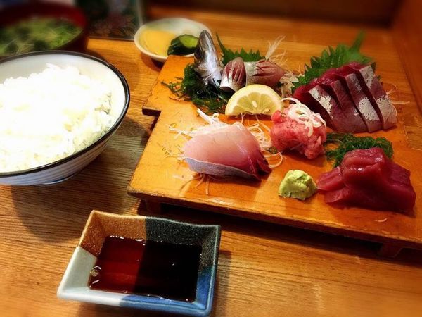 ▲味処 あさみの「刺身定食　上」。地元・館山で穫れた魚に最高の「仕事」を施して提供している