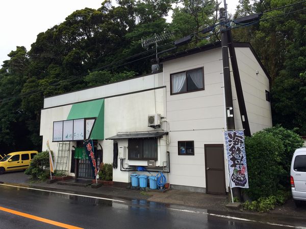 ▲店舗外観はカツ丼とかしょうが焼き定食とかを出してそうな感じなのだが……