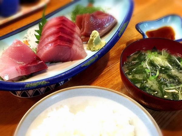 ▲三種盛りの刺身とごはん、味噌汁、香の物が付く「刺身定食 並」。税込み1400円