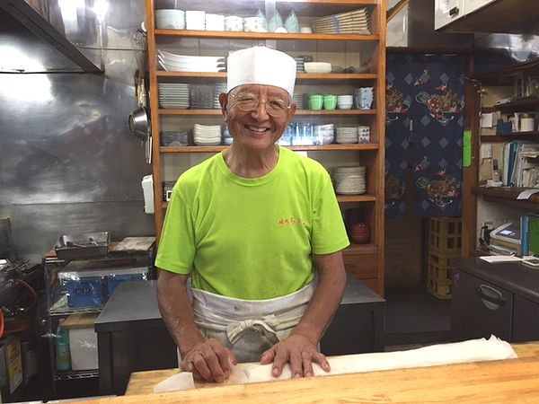 ▲味処 あさみ店主・庄司 昭さん。凄腕の職人ではあるが、笑顔がステキなお話し好きでもある