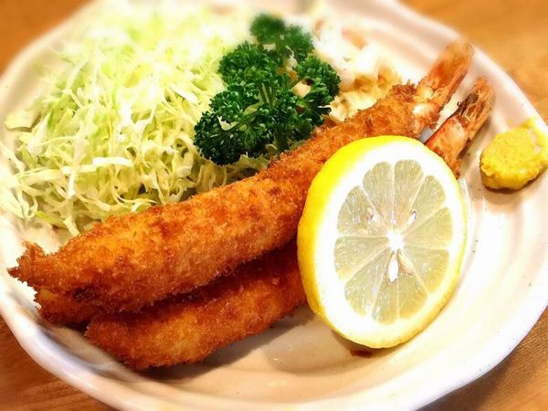 ▲こちらはエビフライ定食（税込み1300円）のエビフライ。ごく薄めに均一にまぶされた衣がカラッと揚がり、その中にジューシーきわまりない大きなエビが。これがまためちゃくちゃうまい。「エビの衣フライじゃなくてエビフライなんだから、やっぱ衣は薄めじゃないとね（笑）」とは店主の庄司さん談