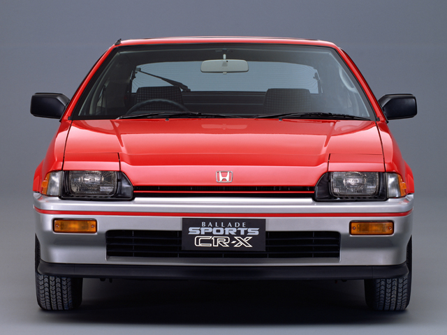 ▲1983年、ホンダCR-Xは半分だけライトが格納されたセミリトラクタブルヘッドライトで登場。このタイプは他にいすゞ ピアッツァが採用していました