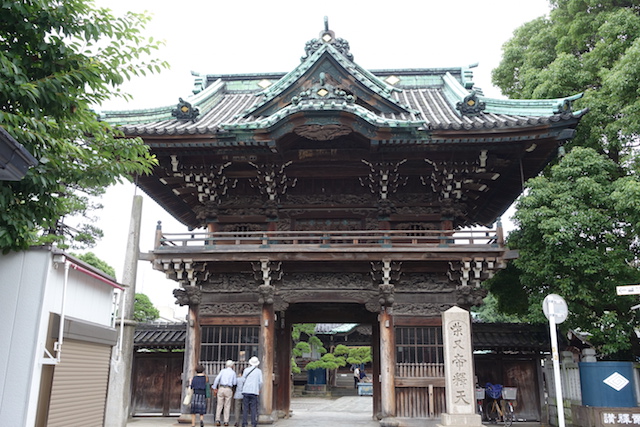 ▲写真は寅さんの口上、「帝釈天で産湯をつかり」で有名な柴又帝釈天。正式名称は「経栄山 題経寺」。今にも御前様と源公が現れそうな雰囲気だ