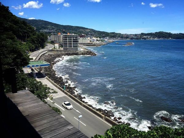 ▲左を見れば、東洋のナポリ（？）こと湯河原の海岸線