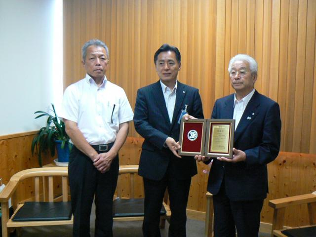 ●竹下全日本ラリー選手権競技会主催者　●曽奈ＪＡＦ四国本部事務局長　●高野久万高原町長（左から）