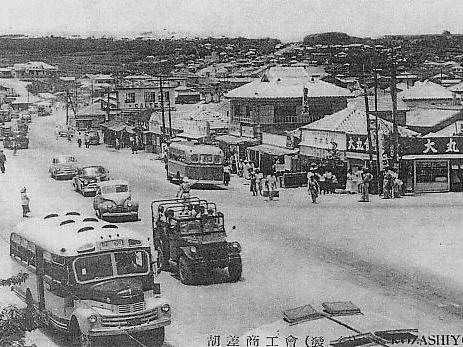 ▲戦後、占領下にあった沖縄県の道路はアメリカと同じ右側通行でした。1972年、沖縄県は日本に返還され、6年後の1978年7月30日に自動車の対面交通が左側通行に変更されたのです。これを事前に周知させるためのキャンペーンは「730（ななさんまる）」と呼ばれました