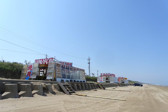 ▲途中には焼き貝を食べさせてくれる小屋も