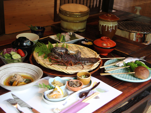 ▲真ん中は新鮮な房州海老やアワビ。こんな豪華なコースが、まさかこんな山奥で食べられるなんて……