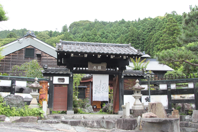 ▲「典膳」という店名はこの土地が江戸時代の剣豪・御子上典膳吉明（みこがみてんぜんよしあき）の出生地であることに由来。またの名を小野次郎右衛門忠明といい、関ヶ原の戦いでは上田七本槍の1人として活躍。さらに、目を閉じながら宮本武蔵の攻撃をかわしたという逸話が残るほどの、剣の達人だったようだ