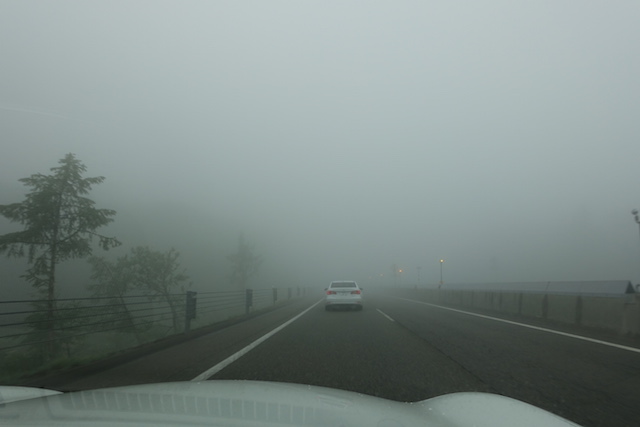 ▲このように霧が濃い状況は、単眼カメラによる認識が苦手。ミリ波レーダーがそれをカバーしてくれる
