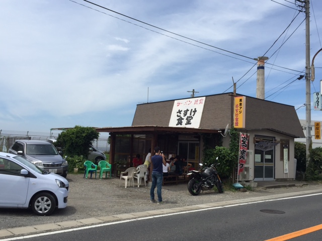 ▲国道127号線沿いのさすけ食堂。取材日は平日で、午前10時半には到着したのだが、駐車場はすでにほぼ満杯。ギリギリなんとか停めることができた