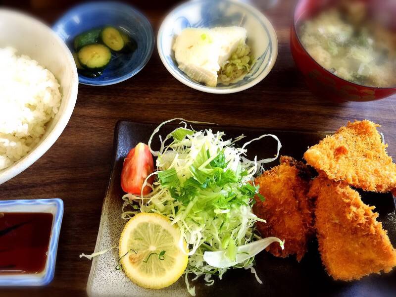 ▲写真に写っているもののほかに刺身も付いているのが、さすけ定食。美味です