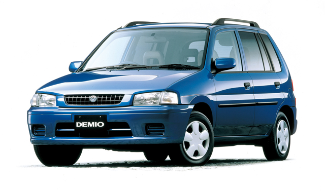 ▲一般的な機械式駐車場に入る全高1550mm以下のハッチバックながら、ミニバンのような使い勝手を盛り込んだ初代デミオ。1996年8月27日に登場し、シャープな顔立ちも人気となりました。今ではマツダを支えるヒットモデルに成長しました