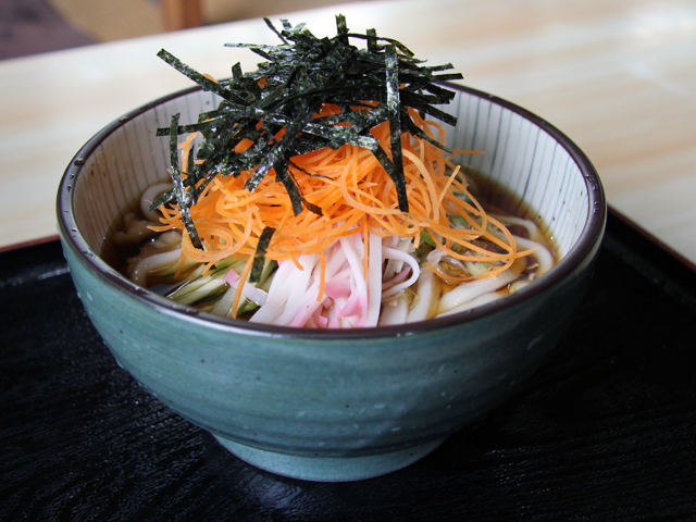 ▲色鮮やかなニンジンが乗った「冷やしたぬきうどん」は「雪の屋」の夏の名物。ニンジンのトッピングはご主人のアイデアです