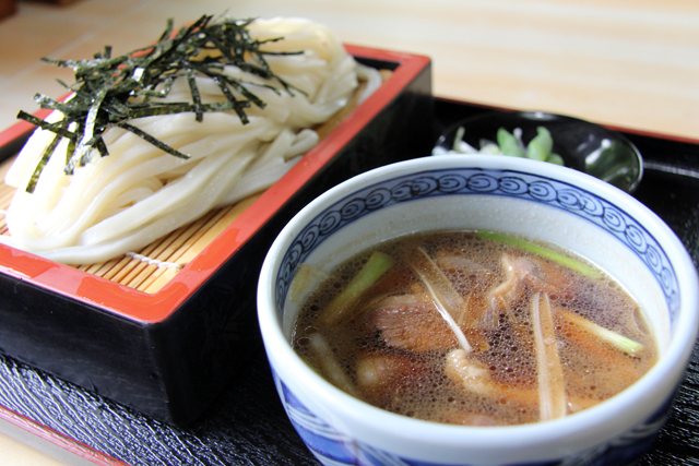 ▲こちらは「鴨汁うどん」（税込870円）。ご主人いわく「茹でたてのうどんは、白じゃなくて薄い飴色をしている」とのこと。よく見ると本当に飴色だ！