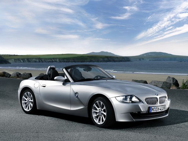 ▲華やかなイメージが強い輸入オープンカー。写真は旧型BMW Z4で、数は少なめですが100万円以下で狙える場合も！