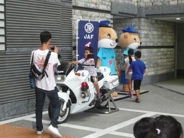 高知県警察本部 親子見学会の様子