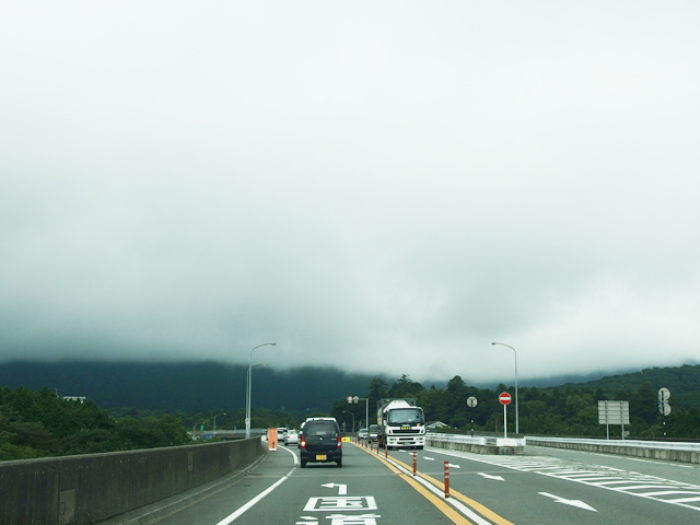 ▲御殿場からの一般道。天候が悪くなって来るとともに燃費もグングン下がり、ペリーのテンションもみるみる下がってゆく