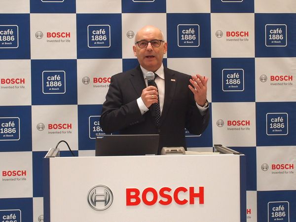 ▲café 1886 at Bosch創設の目的を説明するボッシュ株式会社 代表取締役社長ウド・ヴォルツ氏。ちなみに渋谷のcafé 1886 at Boschは、世界のボッシュグループの中で唯一にして初めて作られたものだそうです