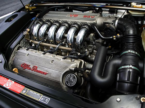 ▲写真は筆者が数年前乗っていたアルファGTV 3.0 V6 24Vのエンジン。性能だけでなく見た目も最高だった