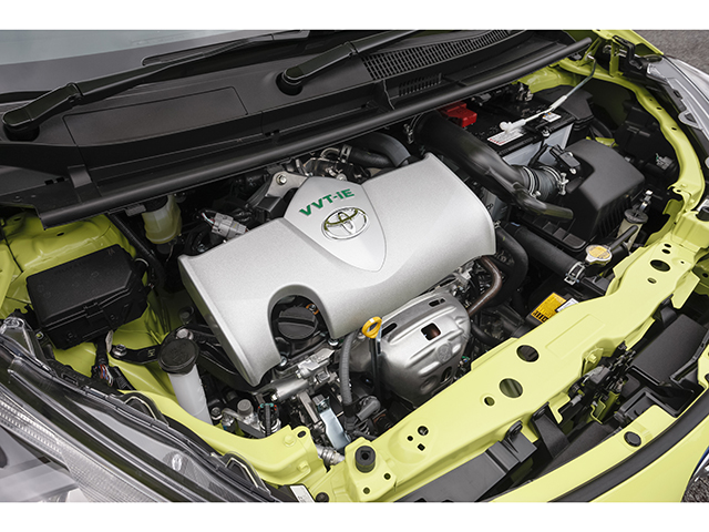 ▲ガソリン車の2WDに搭載された新型の1.5Lエンジン「2NR-FKE」。ハイブリッド車にはお馴染みのTHSIIを搭載している