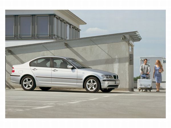 ▲1998年7月から2005年3月まで販売された、型式名E46こと旧々型BMW3シリーズ。BMW伝統のFRレイアウト＋縦置き直列6気筒エンジン（318iは4気筒）を採用したナイスなシリーズでした