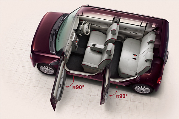 ▲フロント・リアドアともに約90度開くので、乗り降りしやすいのもポイント。大きい荷物を載せる際など、特にありがたみを感じると思います