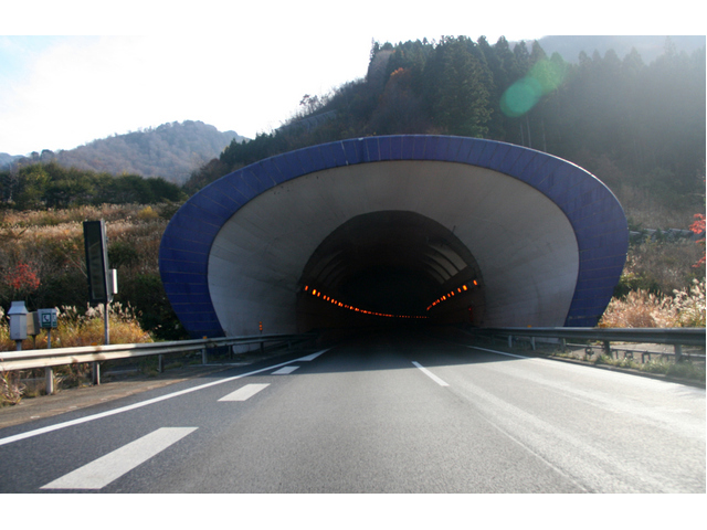 ▲関越自動車道は東京と新潟を結ぶ高速道路で、1985年10月2日に前橋～湯沢間が開通し、全線開通となりました。この区間にある関越トンネルは当初片側1車線（暫定2車線）の対面通行でしたが、1991年10月22日に現在の上り線トンネル（写真）が開通し、4車線化されました
