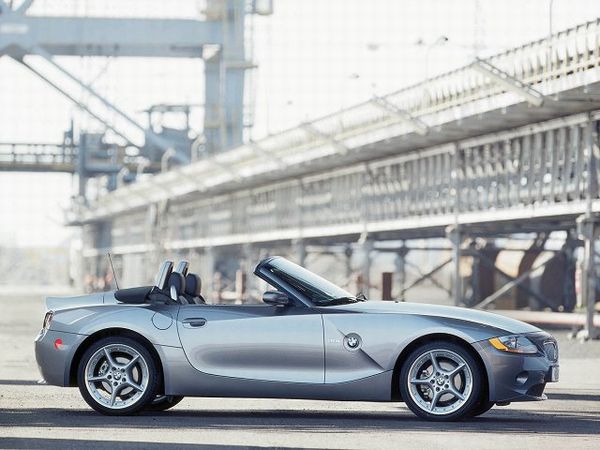 ▲スポーツカーの伝統的フォルムである「ロングノーズ・ショートデッキ」スタイルと、MoMA（ニューヨーク近代美術館）に展示される現代アート作品のような雰囲気が見事に両立している旧型BMW Z4