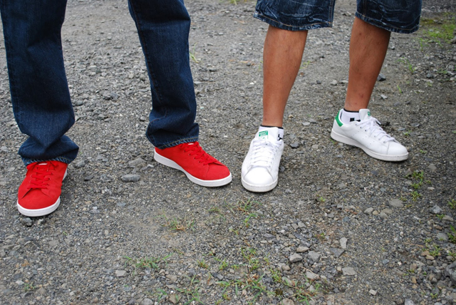 ▲なんとBoseさん（左）と渡辺社長（右）の靴はアディダス・スタンスミスの色違い！どうりで意気投合したわけです