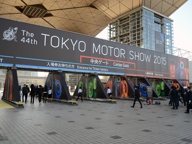 ▲２年に一度の大イベント「第44回 東京モーターショー2015」が10月29日から開幕。今回は「TECHNOLOGY×FANTASY」をコンセプトに、各自動車メーカーの見るだけでワクワクするような最新の車が多数展示される