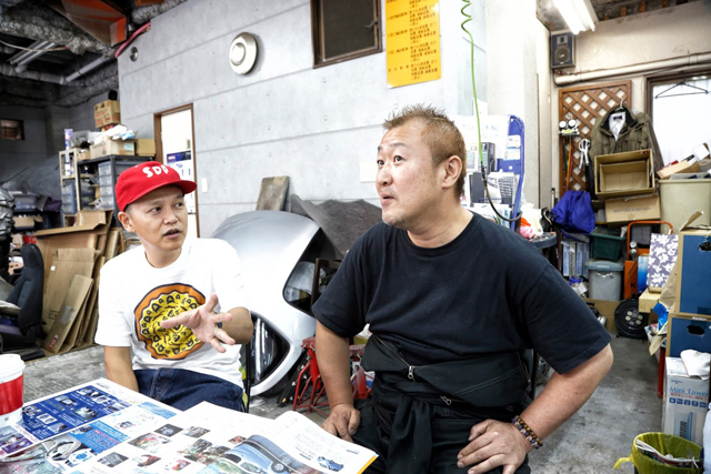 ▲下島社長と“クルマ談議”で盛り上がるBoseさん。ロケ中は終始話が尽きませんでした！