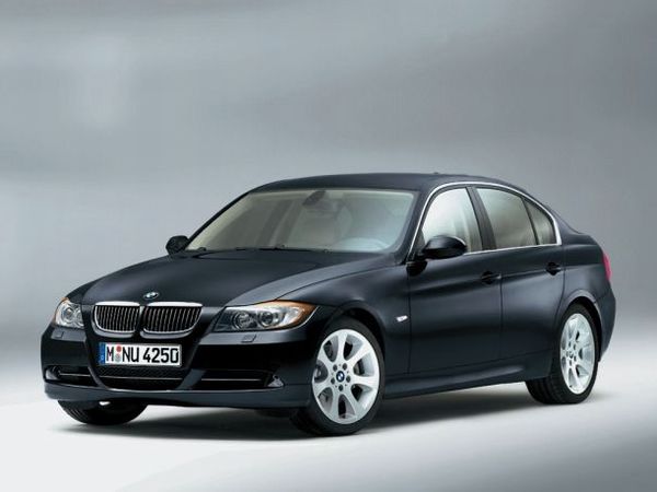 ▲こちらが2005年4月から2011年12月まで販売された旧型BMW3シリーズ（型式名E90）