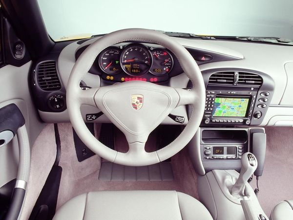 ▲ポルシェ 911に通じるデザインの3連メーターが特徴となる初代ボクスターのインパネまわり