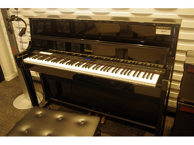 ▲電子ピアノや電子ドラムなどの電子楽器を自由に演奏することも可能だ