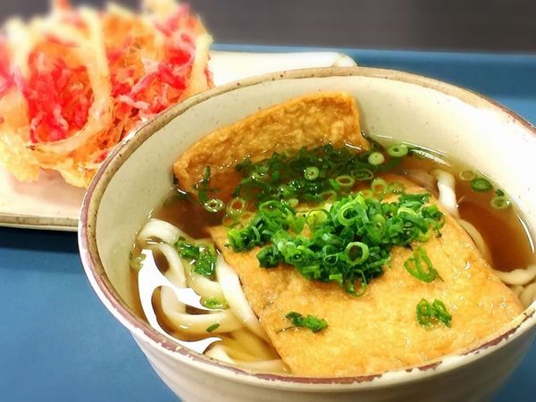 ▲シンプルなきつねうどん（450円）と、常連にはおなじみの紅生姜天（110円）