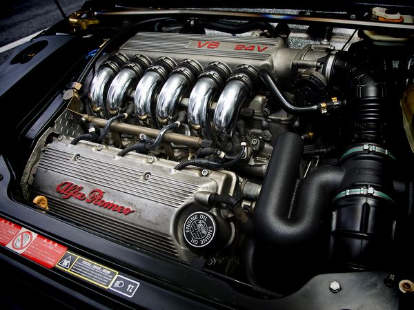 ▲筆者が数年前所有していたアルファ GTVのエンジンルーム。フェラーリのV8エンジンにも似た最高の回転感覚と音質が楽しめるエンジンで、売却したことを今はちょっと後悔している