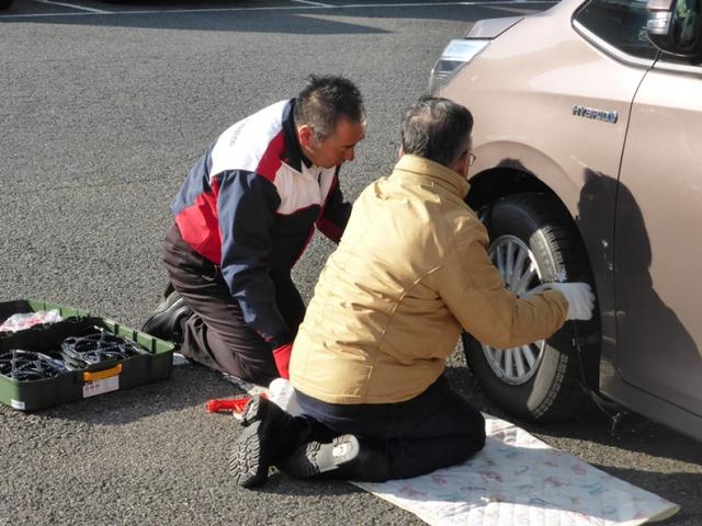 ▲タイヤチェーンの装着講習の様子