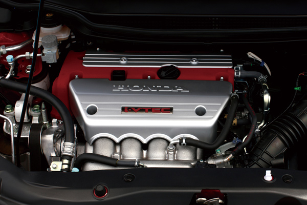▲官能的なエンジンは、DBW（ドライブ・バイ・ワイヤ）などを採用し、出力とレスポンスを両立しています