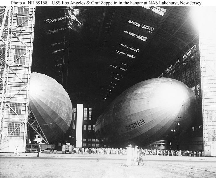 ▲写真右がグラーフ・ツェッペリンことLZ 127。20世紀初頭に登場したドイツの巨大飛行船