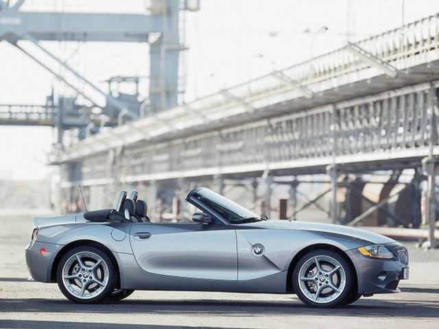 ▲03年1月から09年3月まで販売された初代BMW Z4。ロングノーズ＋ショートデッキの典型的なスポーツカースタイルを採用したオープン2シータースポーツ。ルーフは布製のソフトトップだ