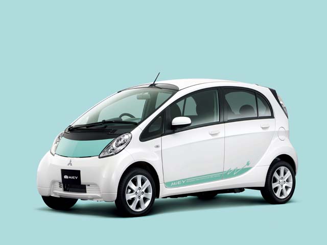 ▲軽自動車サイズの電気自動車、i-MiEV。駐車場などの関係で買える車の車幅に制約がある人、1～2人で近距離の移動が中心の人にオススメ