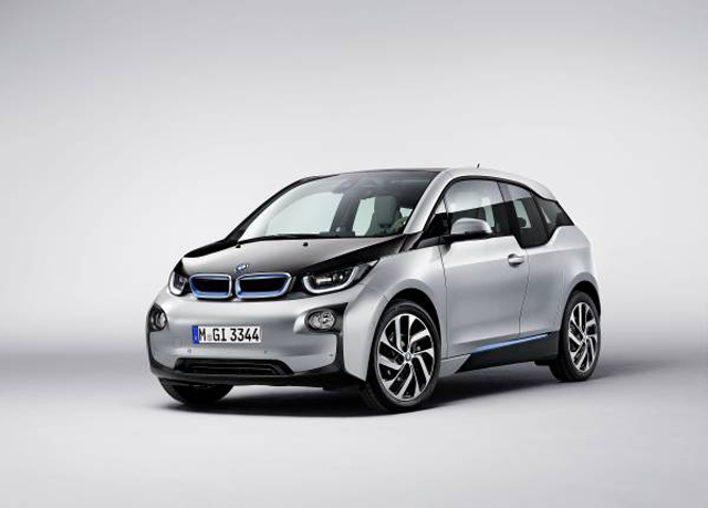 ▲未来を感じさせるデザインが特徴的なBMW i3。相場はまだ高めですが人と違う電気自動車に乗りたい人は検討の価値あり！