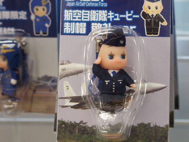 ▲ウイングマーク付きの航空自衛隊制服を着たキューピー人形。他に陸自戦車隊員キューピーや海自キューピー、さらには「ヒゲの隊長キューピー」など様々な種類が展示販売されている